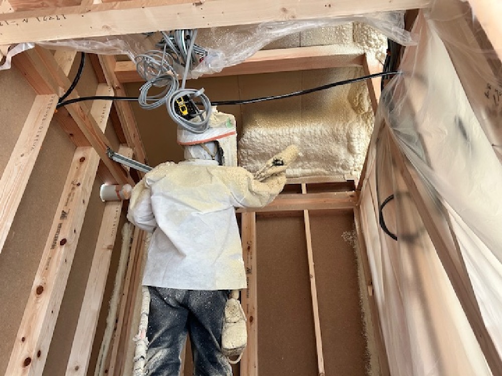 掛川市Y様邸断熱材吹付中