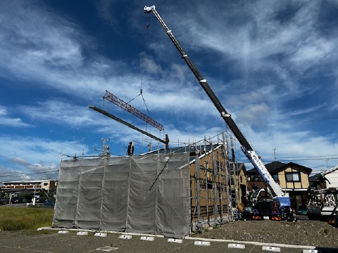 焼津市大村のソラマド屋根材搬入